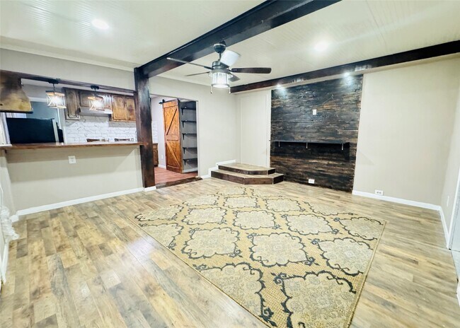Foto del edificio - 403 Clear Lake Rd