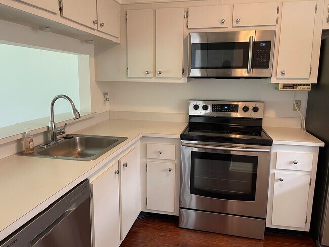 Foto del edificio - 7149 Golf Colony Ct