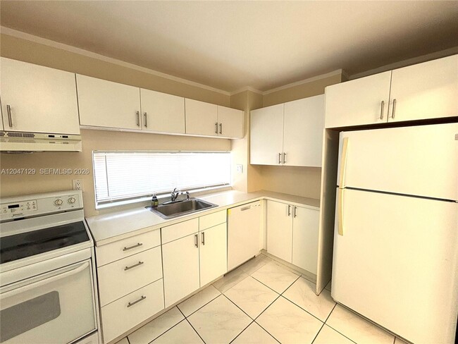 Foto del edificio - 17011 N Bay Rd