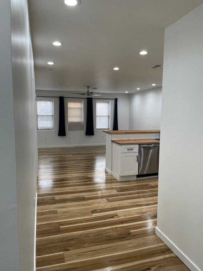 kitchen/living room - 1105 S 47th St