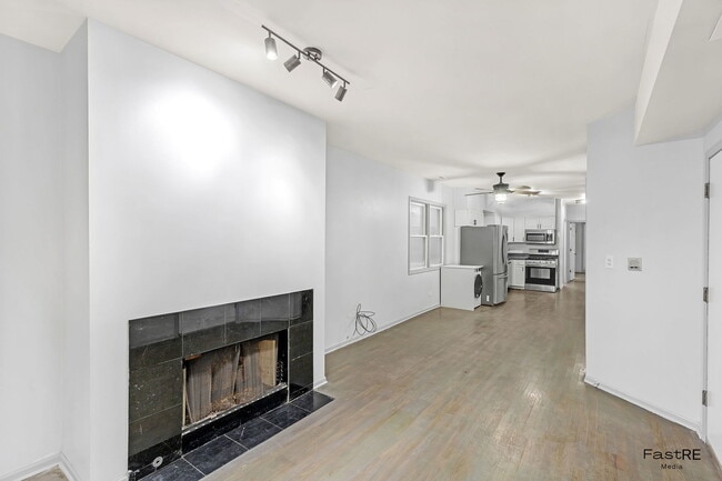 Building Photo - 1528 W Chestnut St