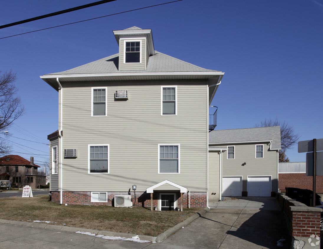 Building Photo - 418 Pontiac Ave