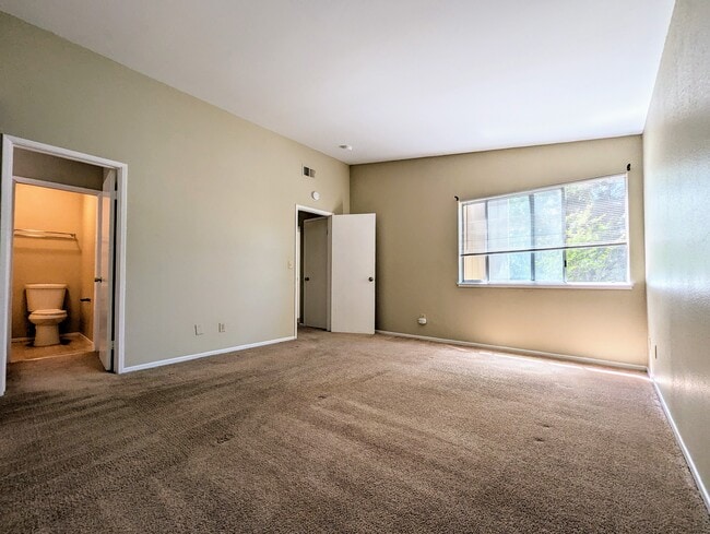 Building Photo - 47 Raintree Ct