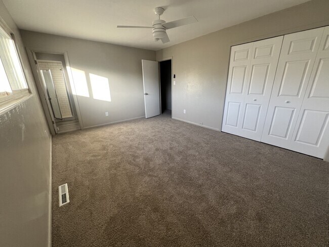 Building Photo - 4765 Nightingale Dr