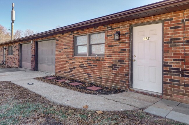 Building Photo - Updated 2 Bedroom Duplex in Republic, MO!