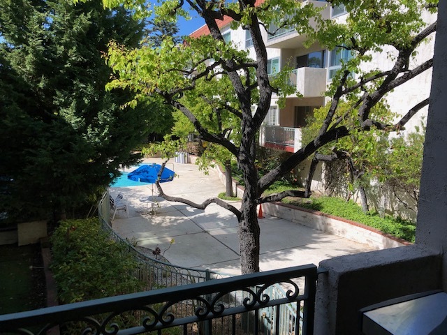 Courtyard/pool view from Livingroom and master bedroomivingroom, dining - 836 S Bundy Dr