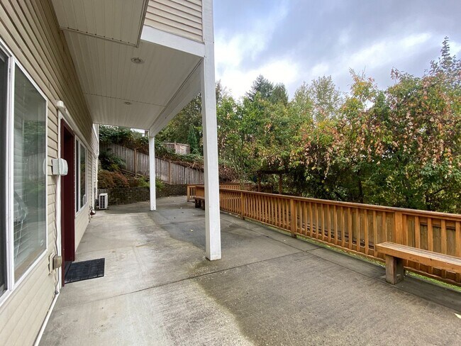 Building Photo - 3 bedroom Renton home with views!