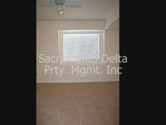 Building Photo - 2 Bd 2 Ba Home with a Den!