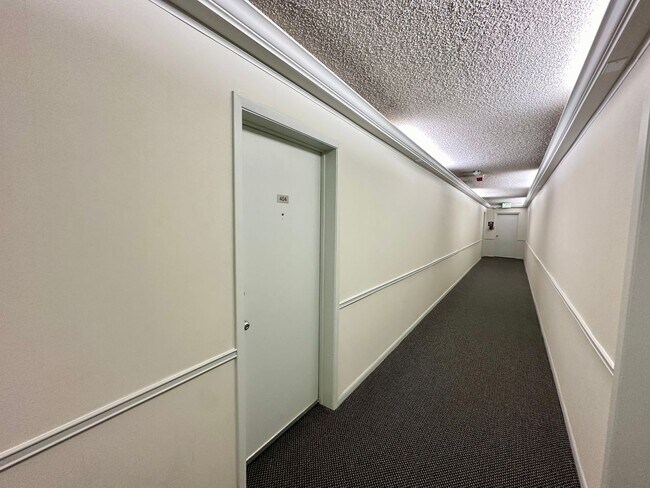 Building Photo - Furnished Studio Walking Distance to the C...