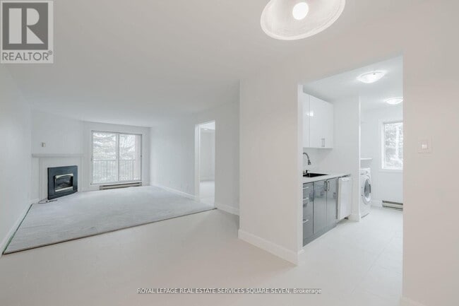 Building Photo - 1096-1096 Jalna Blvd