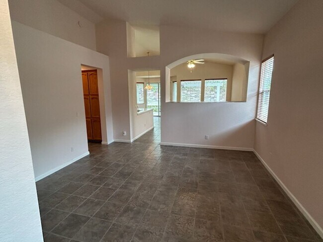 Building Photo - **SHOWING FRIDAY 4/10 @ 11:30 am-12:30pm & SATURDAY 4/11 @ 11am-12pm**