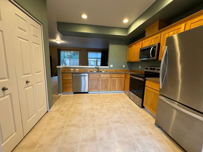 Building Photo - 13255 SW Yale Place ~ Fabulous Townhome