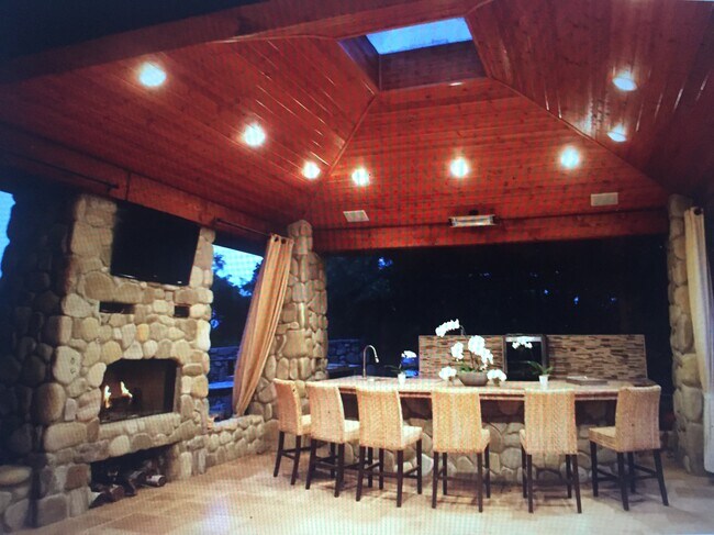 Building Photo - 11089 Encino Dr