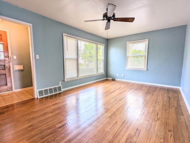 Foto del edificio - 3113 Silverdale Ave