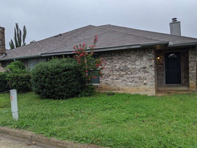 Foto del edificio - Spacious 3 Bedroom 2 Bath Half of Duplex A...