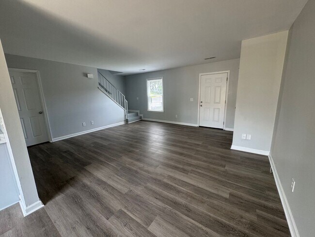 Building Photo - Renovated Townhouse with Fenced Yard