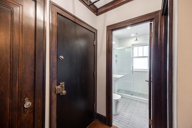 Building Photo - 6411 N Talman Ave