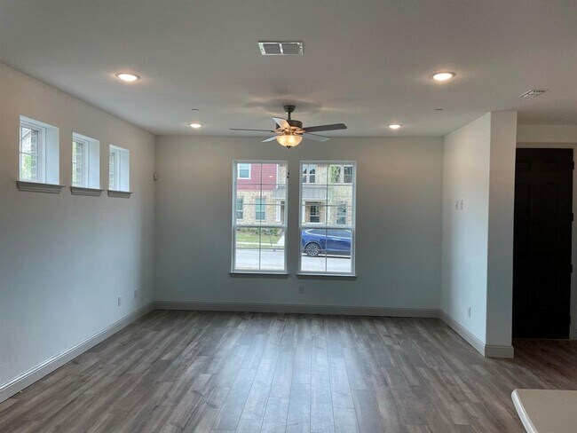 Building Photo - 2542 Barnwood Ln
