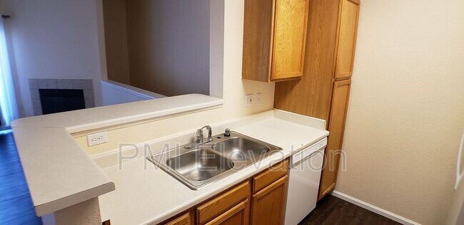 Building Photo - 911 S Zeno Way