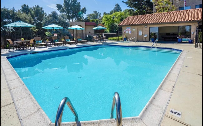 Building Photo - The Highlands