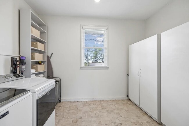 Building Photo - 517 Adamwood Dr