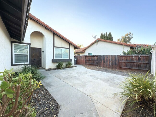 Building Photo - Single Level in Murray Mission!