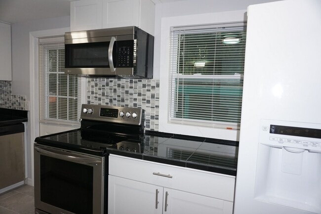Building Photo - GORGEOUS 4 BEDROOM 2 BATHROOM COTTAGE STYL...