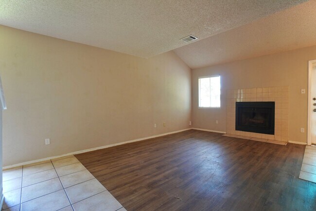 Foto del edificio - 7602 Woodstone Cove