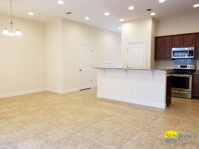 Building Photo - Spacious 3 Bedroom Townhouse in Palm Reserve