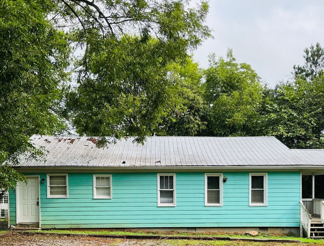 Primary Photo - 3 bedroom / 1 bathroom house near St. Mary...