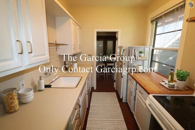 Photo - 1407 SW Hall St Apartment