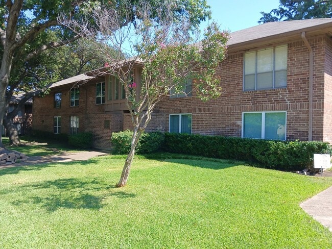 Building Photo - 2 Bedroom, 1 Bath Condo Near 75 and Walnut...
