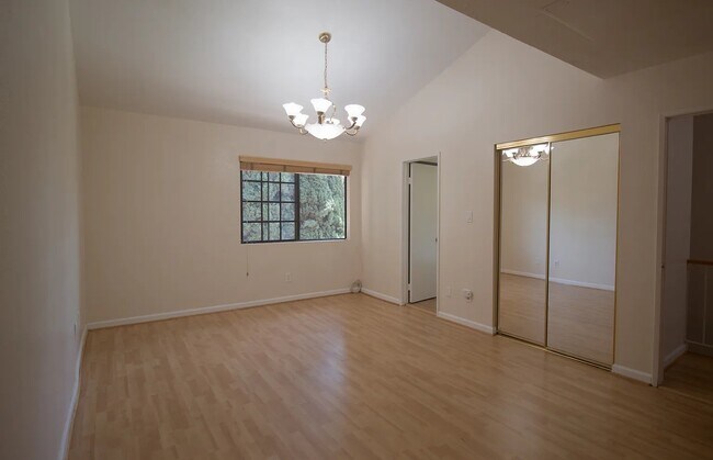 Foto del edificio - 1348 N Orange Dr