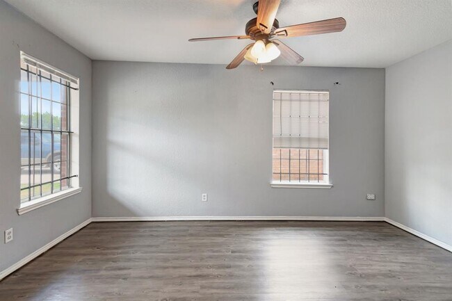 Building Photo - 1418 E Mulkey St