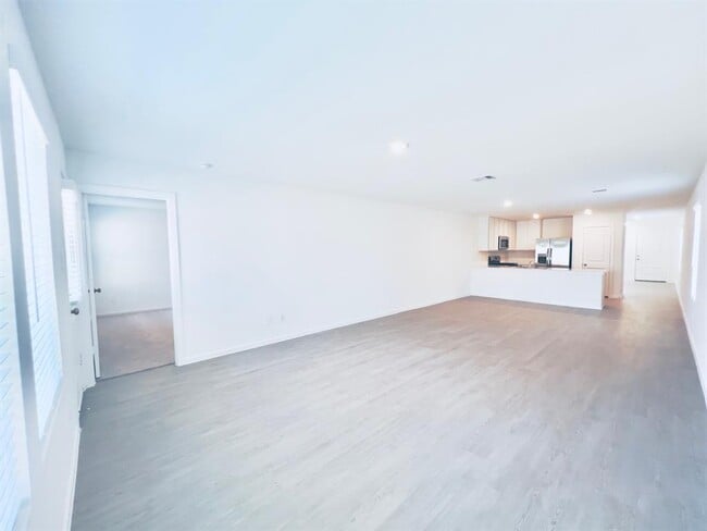 Building Photo - 3007 Mallorca Dr
