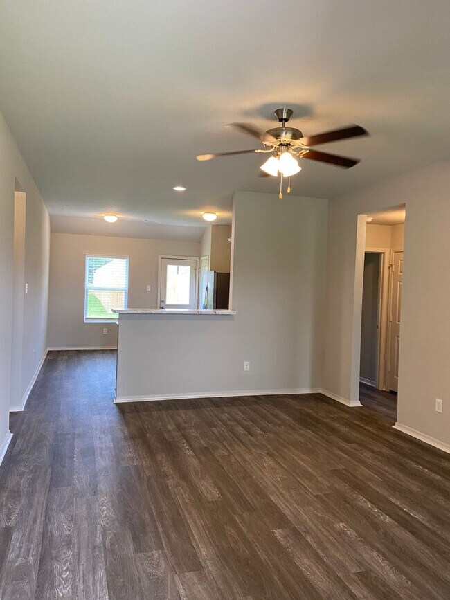 Building Photo - *Pre-leasing* Three Bedroom | Two Bath Hom...