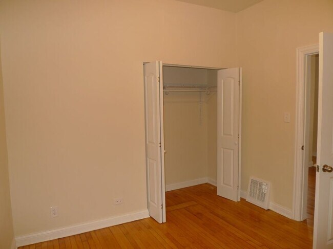 Building Photo - 1641 W Waveland Ave