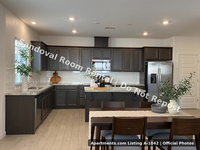 Cocina y comedor compartidos - 1683 Sandoval Dr