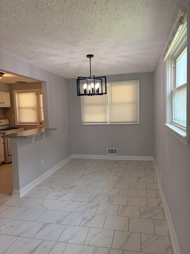 Foto del edificio - 7713 Hillsway Ave