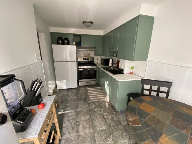 Kitchen - 418 Highland Ave