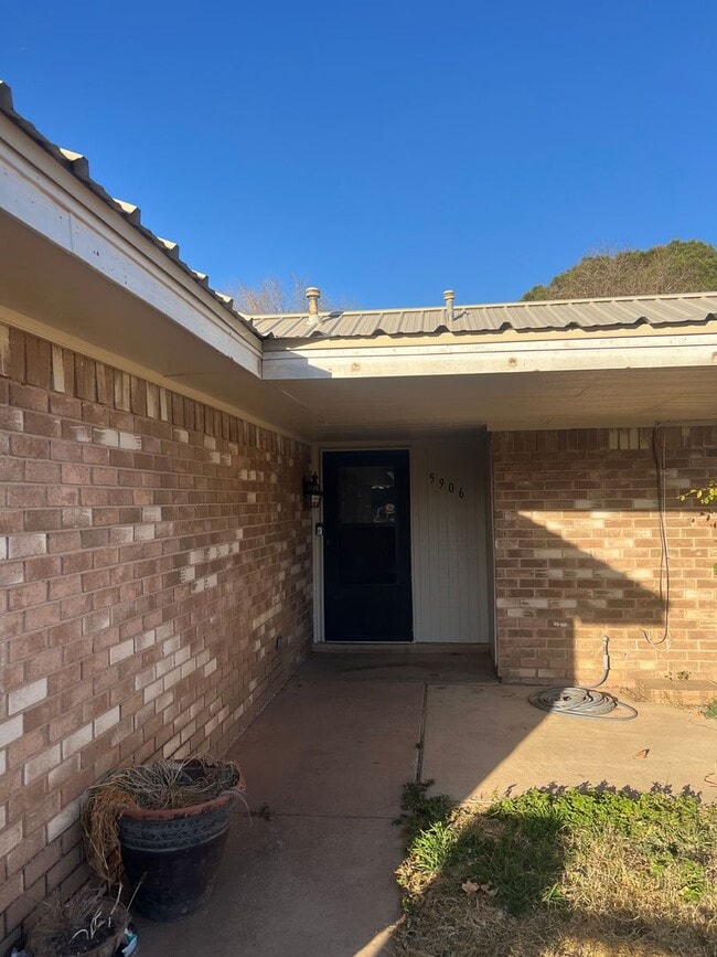 Building Photo - AVAILABLE NOW!! 3/2/2 near west end and LCU