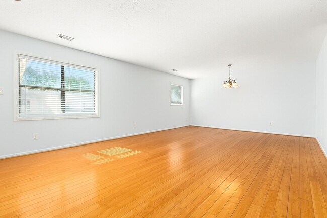 Foto del edificio - 449 N Donahue Dr