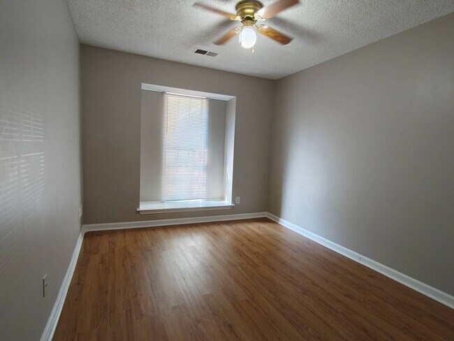 Building Photo - Renovated 3 Bedroom 2 Bath | River Oaks Area