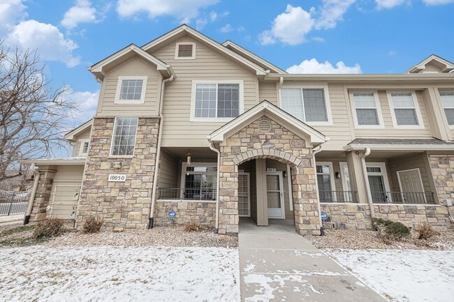 Building Photo - Bright & Spacious End-Unit Townhome with High Ceilings, Fireplace and over 1500 sqft of Living Sp...