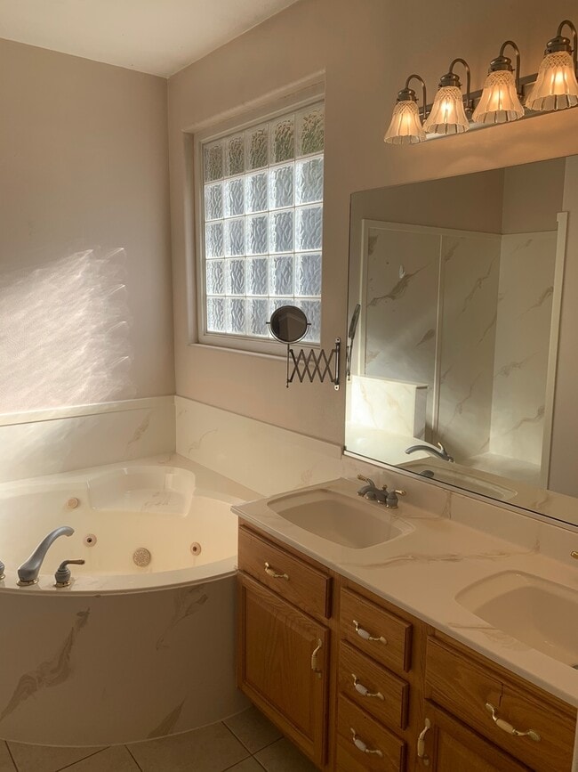 Building Photo - Beautiful 3 bedroom Home in Bloomington Hills