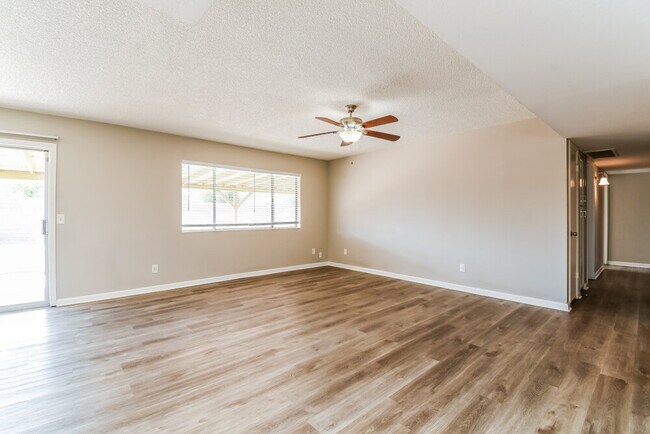 Building Photo - 664 S Robin Ln
