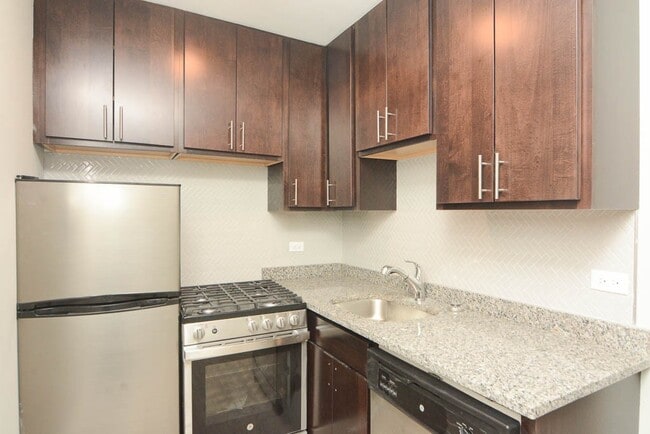 Building Photo - 447 W Surf St
