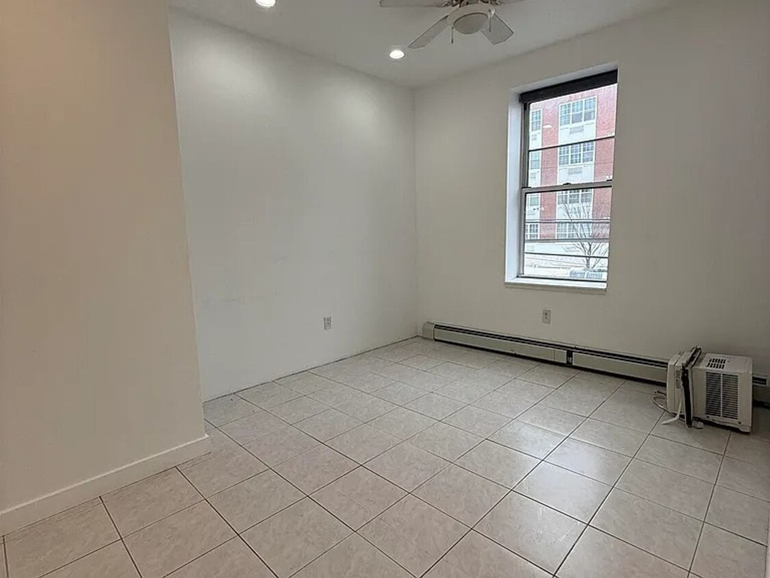 Foto principal - 53-54 Kennedy Blvd #1