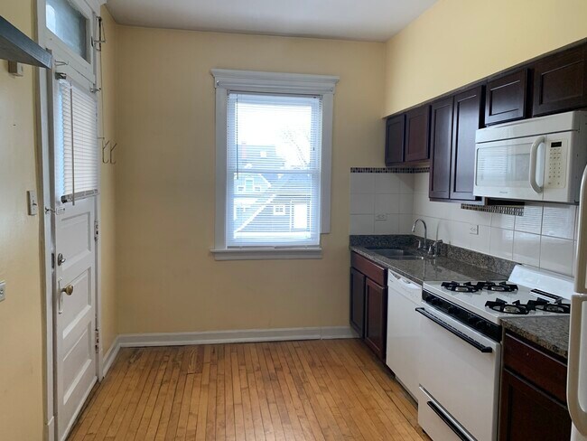 Building Photo - 4132 N Ashland Ave