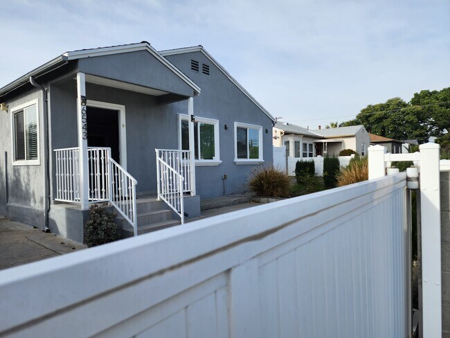 Building Photo - 6543 Teesdale Ave